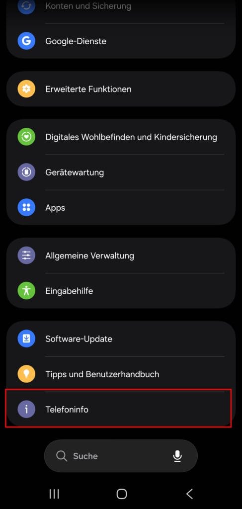 Screenshot der Samsung-Einstellungen im Dark Mode: Der Menüpunkt „Telefoninfo" ist rot umrandet, darüber die Optionen Software-Update und Tipps und Benutzerhandbuch