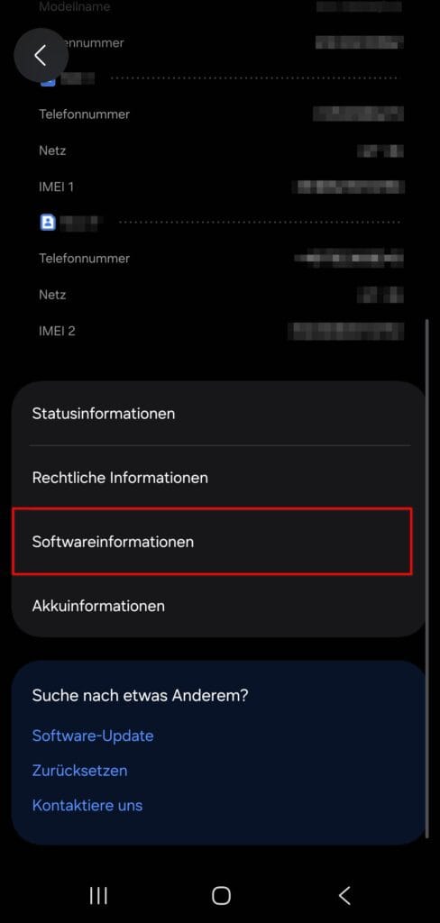 Screenshot der Samsung-Telefoninfo im Dark Mode: Der Menüpunkt „Softwareinformationen" ist rot umrandet, darüber Statusinformationen und Rechtliche Informationen