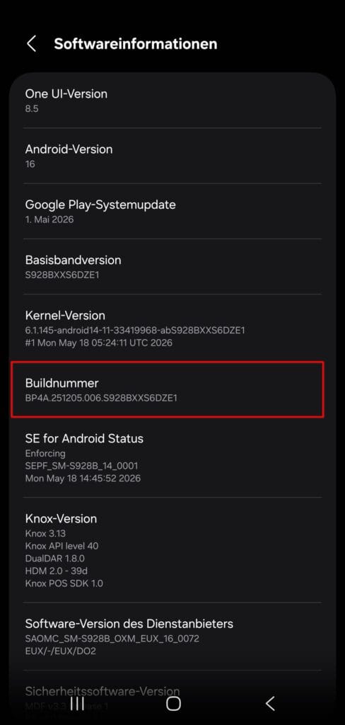 Screenshot der Samsung Softwareinformationen: Die „Buildnummer" ist rot umrandet, darüber One UI-Version, Android-Version, Kernel-Version und Basisbandversion