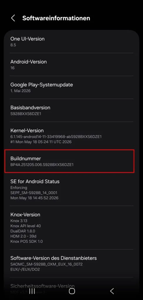 Screenshot der Samsung Softwareinformationen: Die „Buildnummer" ist rot umrandet, darüber One UI-Version, Android-Version, Kernel-Version und Basisbandversion