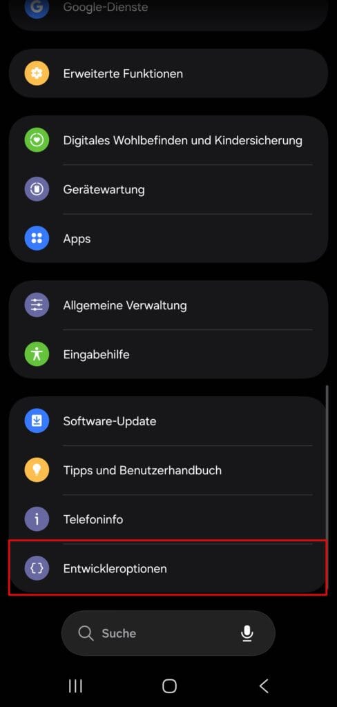 Screenshot der Samsung-Einstellungen im Dark Mode: Der neu erschienene Menüpunkt „Entwickleroptionen" ist rot umrandet, direkt unter „Telefoninfo"