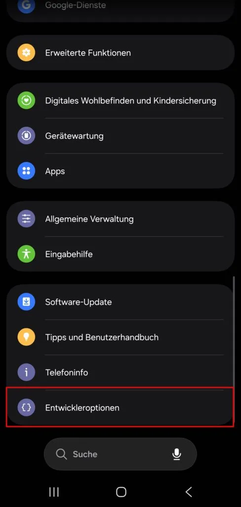 Screenshot der Samsung-Einstellungen im Dark Mode: Der neu erschienene Menüpunkt „Entwickleroptionen" ist rot umrandet, direkt unter „Telefoninfo"
