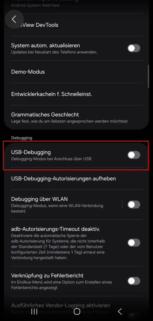 Screenshot der Samsung Entwickleroptionen im Dark Mode: Die Option „USB-Debugging" ist rot umrandet, der Schalter steht auf „aus"